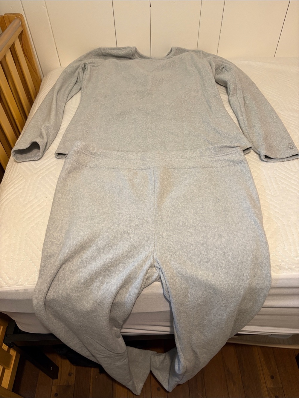 Cuddl Duds Light Gray Womenās Two-Piece fleece thermal Set